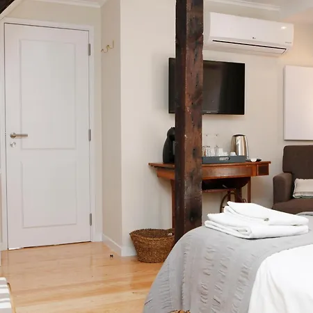 Flores Bed & Breakfast 4*
