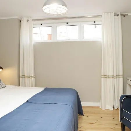 Flores Bed and Breakfast 4*