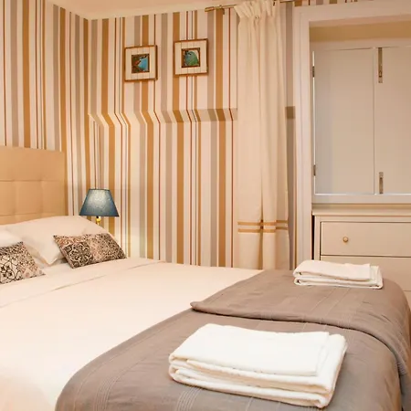 Flores Bed and Breakfast 4*